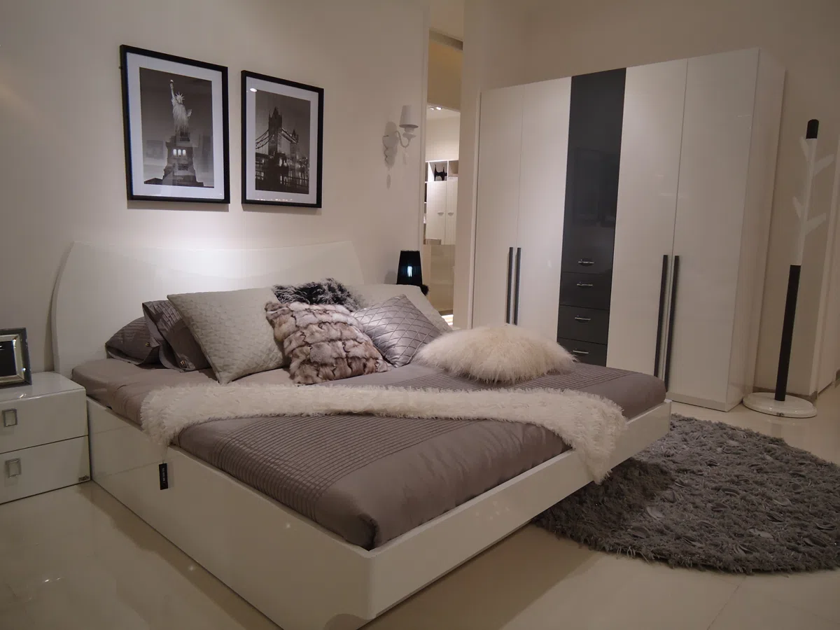 Beds and bedrooms DSC00882