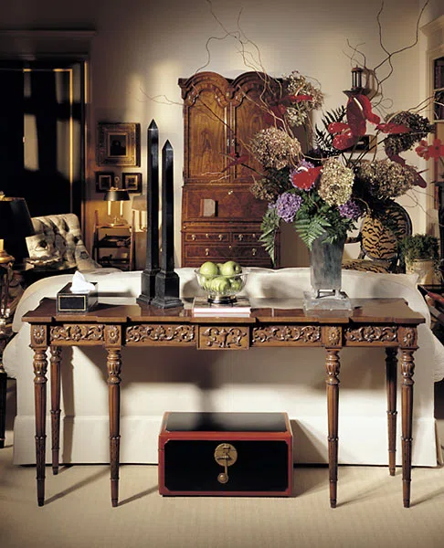 Tables, consoles and tabletops 191