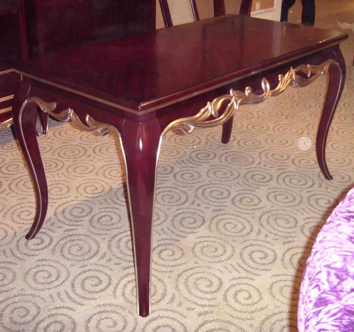 Tables, consoles and tabletops Q8711