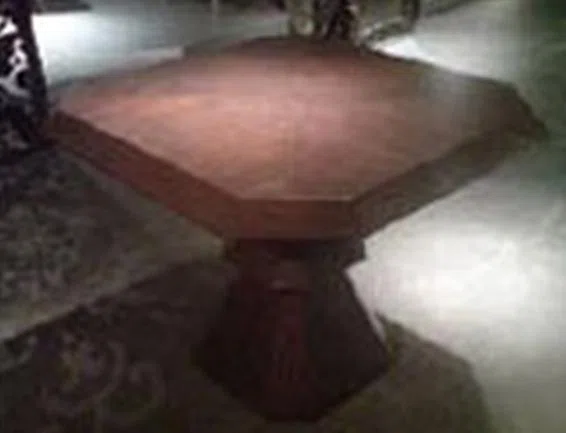Tables, consoles and tabletops A007