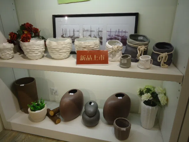 Decor and interior accessory selections DSC03817