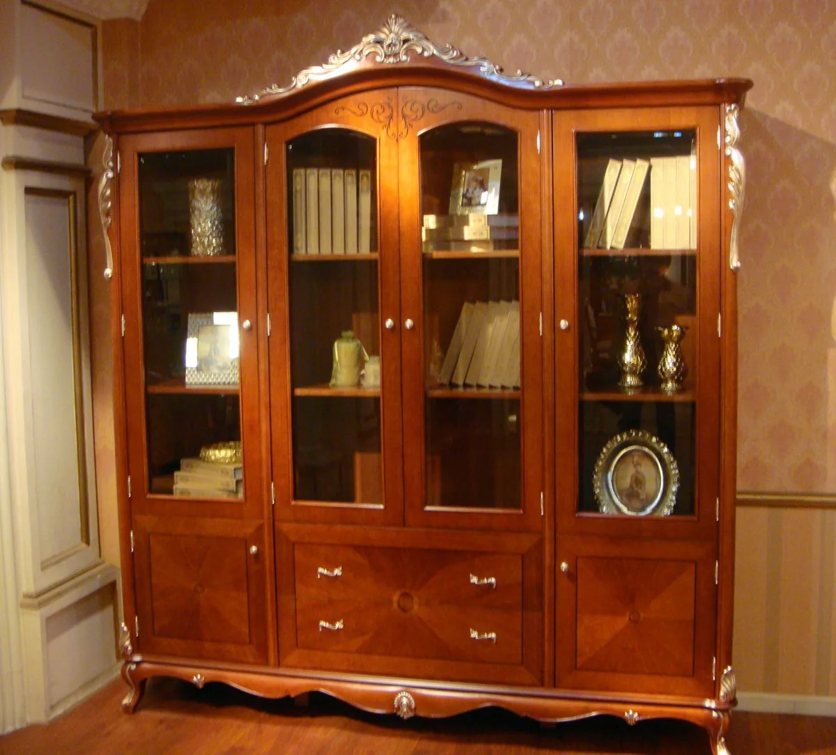 Cabinets, dressers and shelves E36