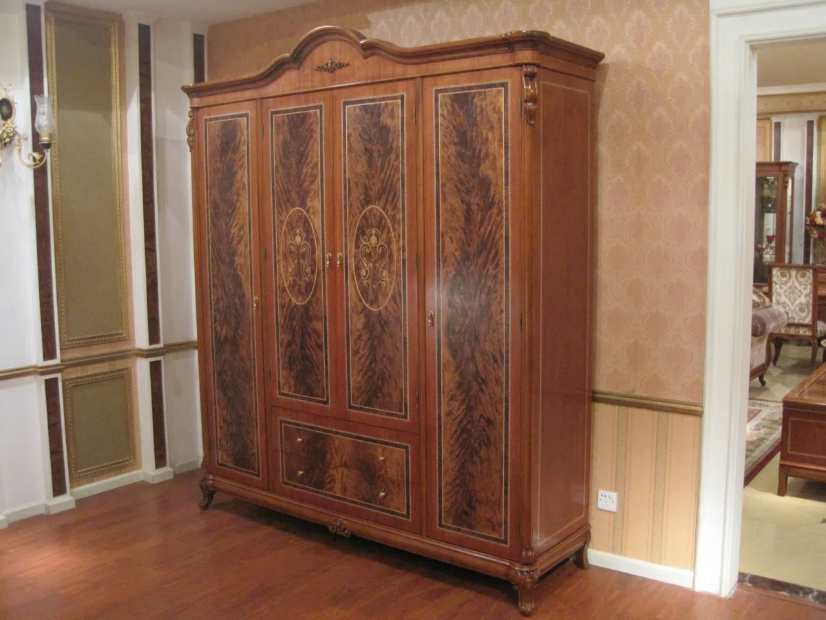Cabinets, dressers and shelves E36