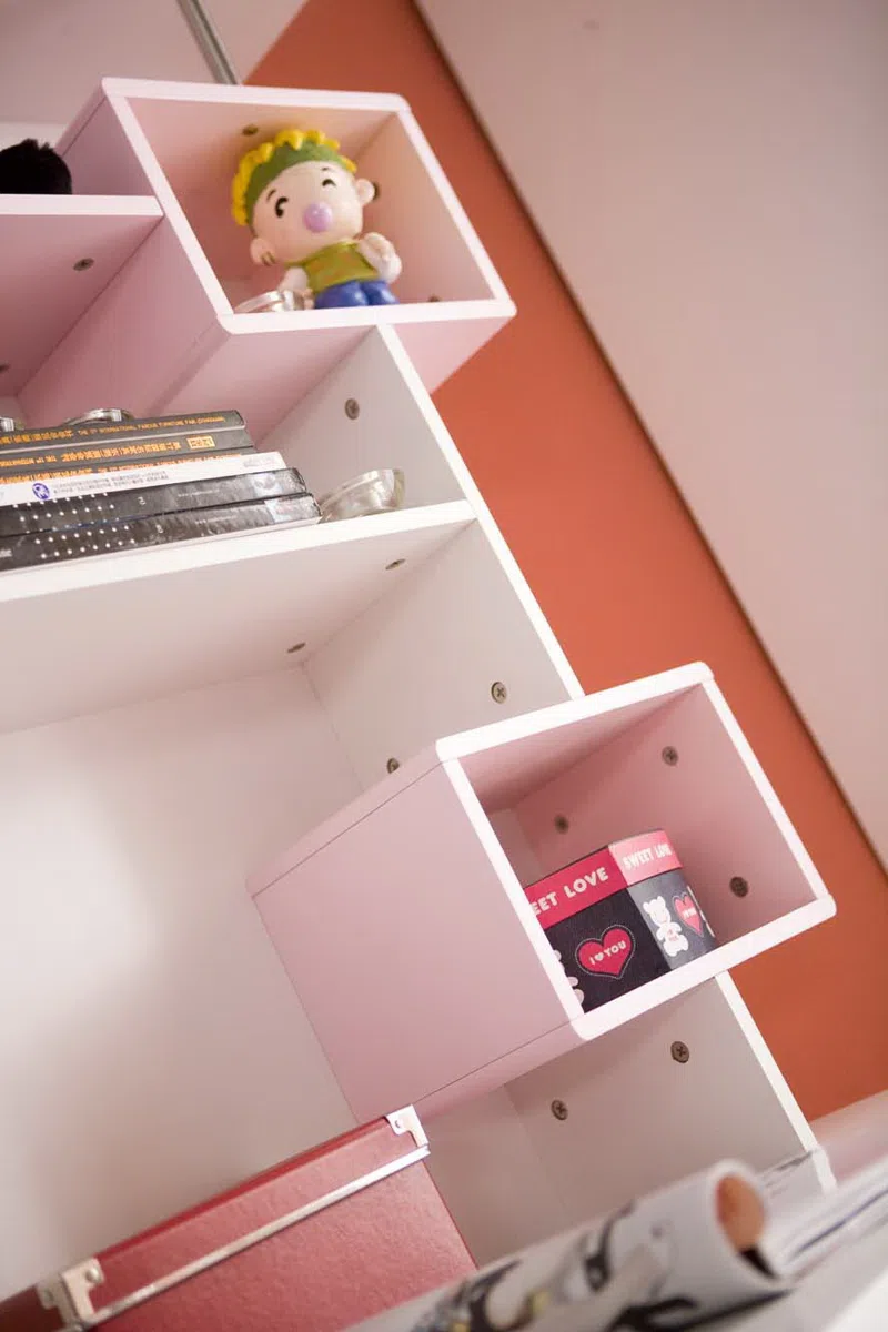 Cabinets, dressers and shelves 819-3
