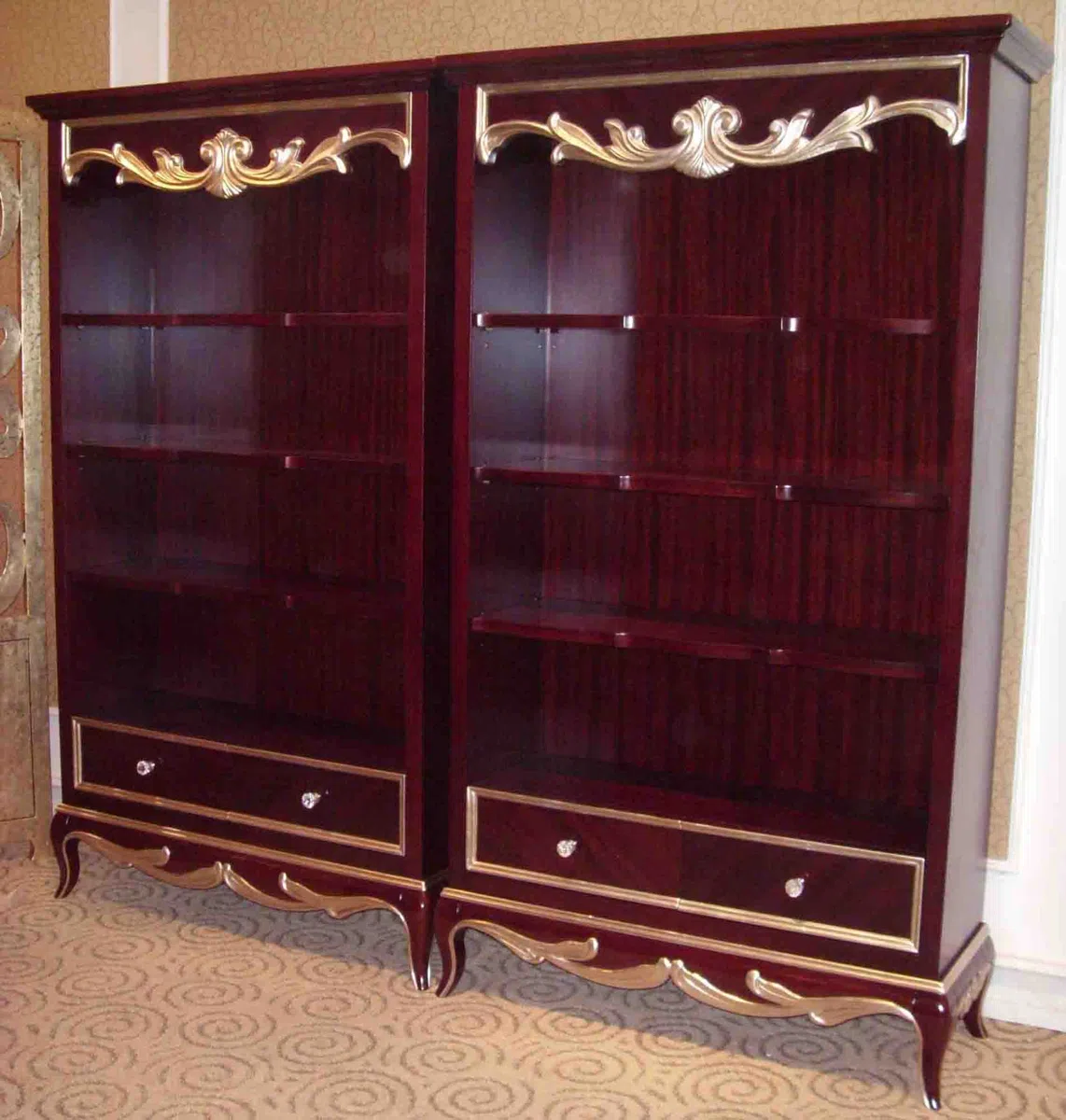 Cabinets, dressers and shelves P8702