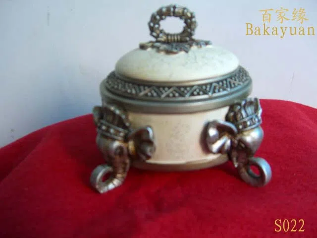 Decor and interior accessory selections S022