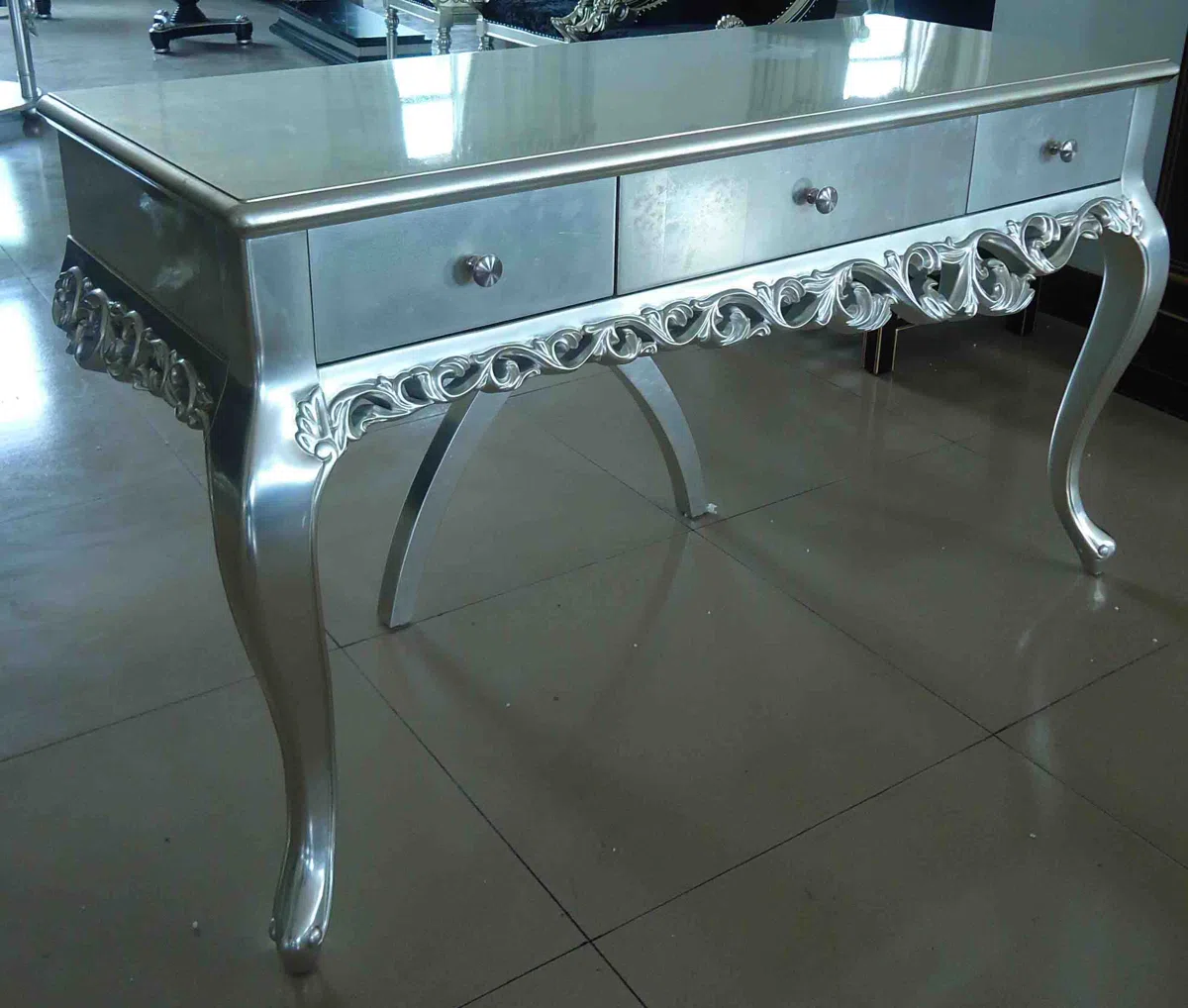 Tables, consoles and tabletops C205