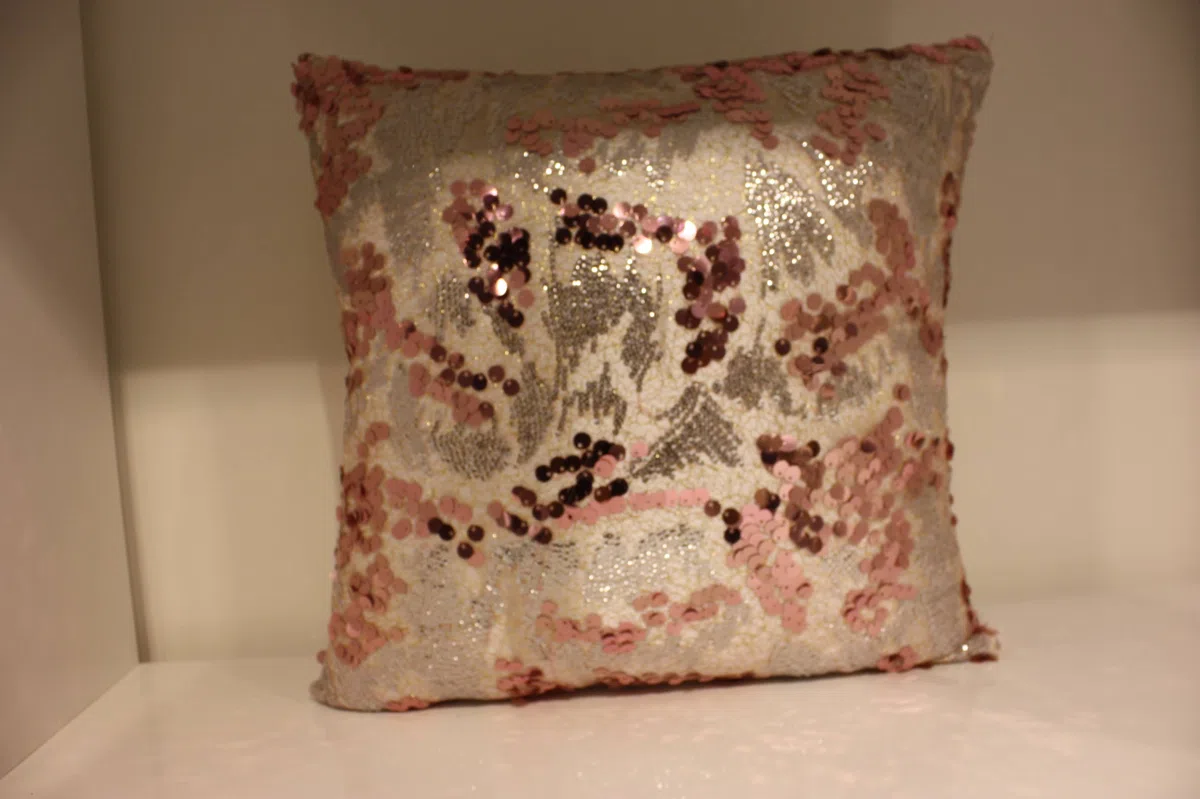 Textiles, curtains and cushions 065-1
