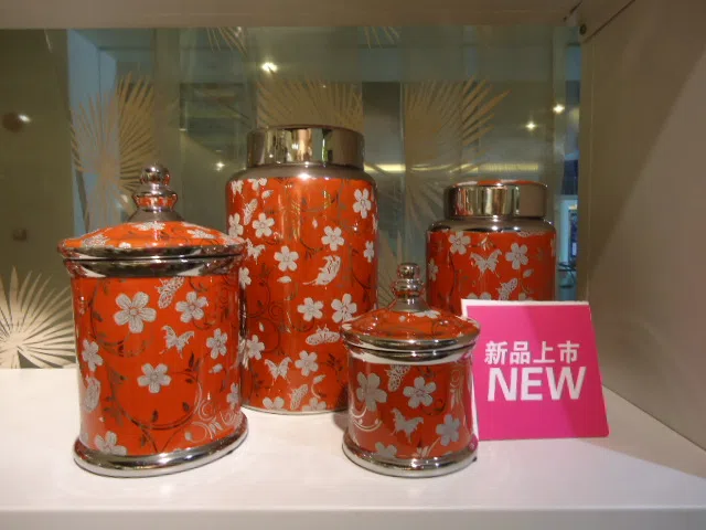 Decor and interior accessory selections DSC03810