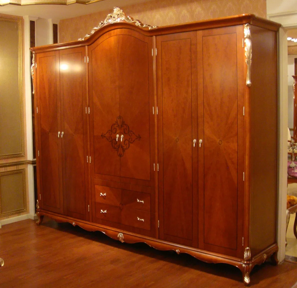 Cabinets, dressers and shelves E36