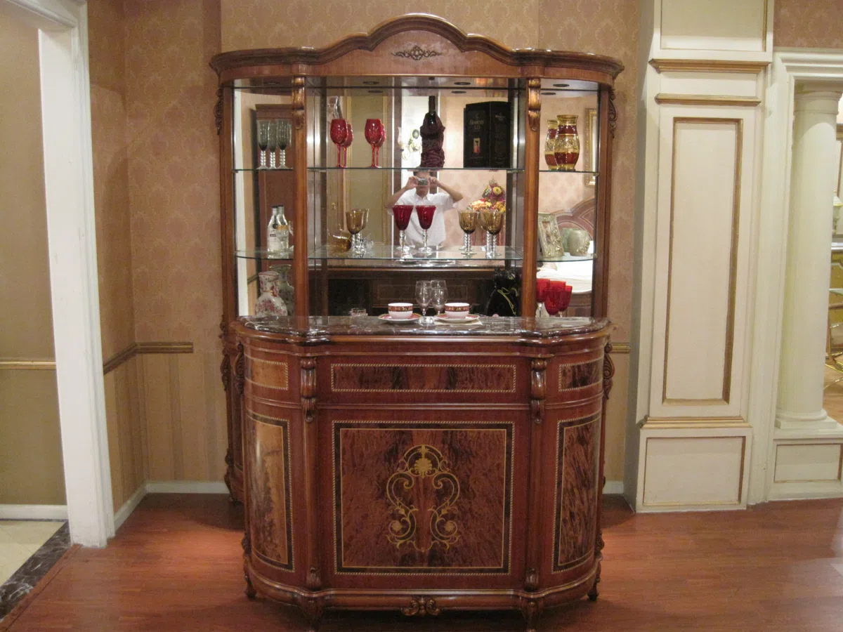 Cabinets, dressers and shelves E36