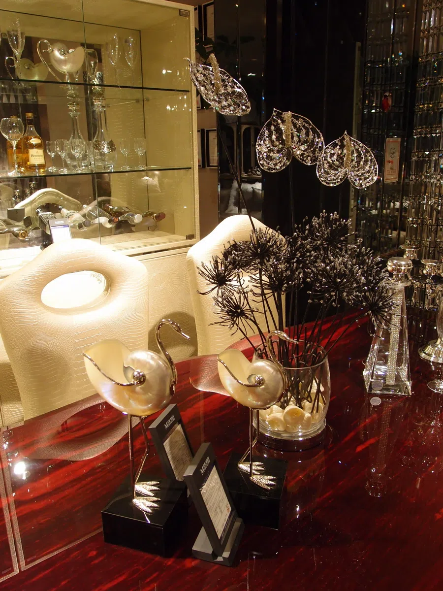 Decor and interior accessory selections 906B8EFBF4DD