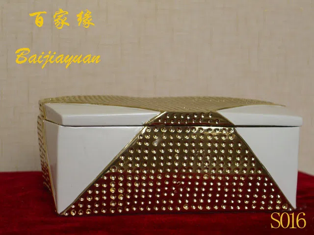 Decor and interior accessory selections S016