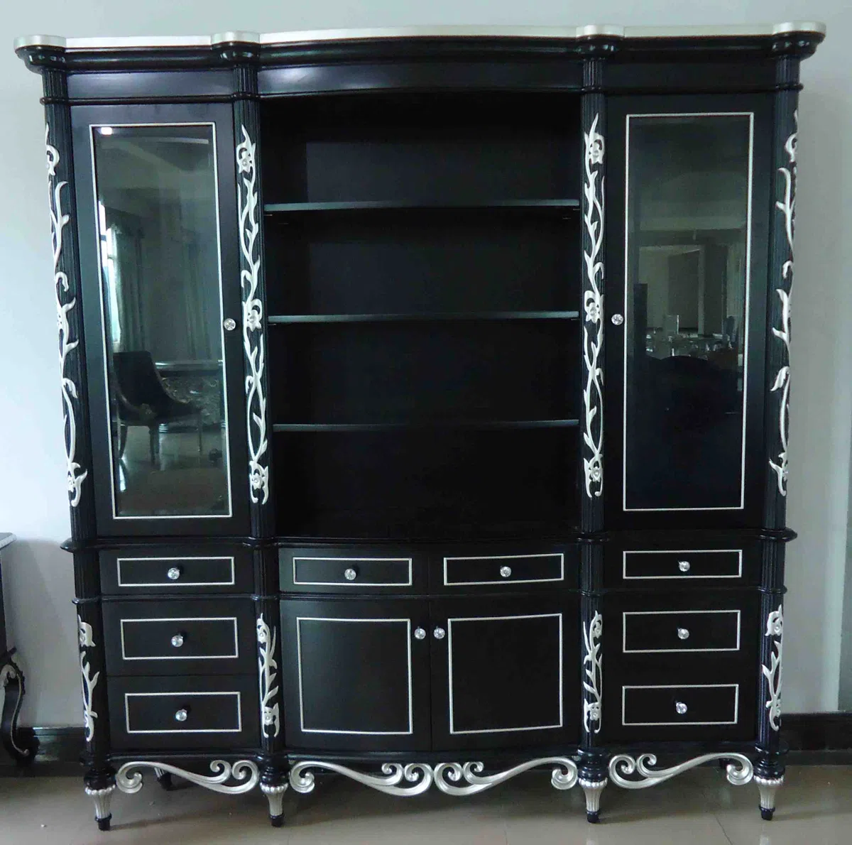 Cabinets, dressers and shelves P202
