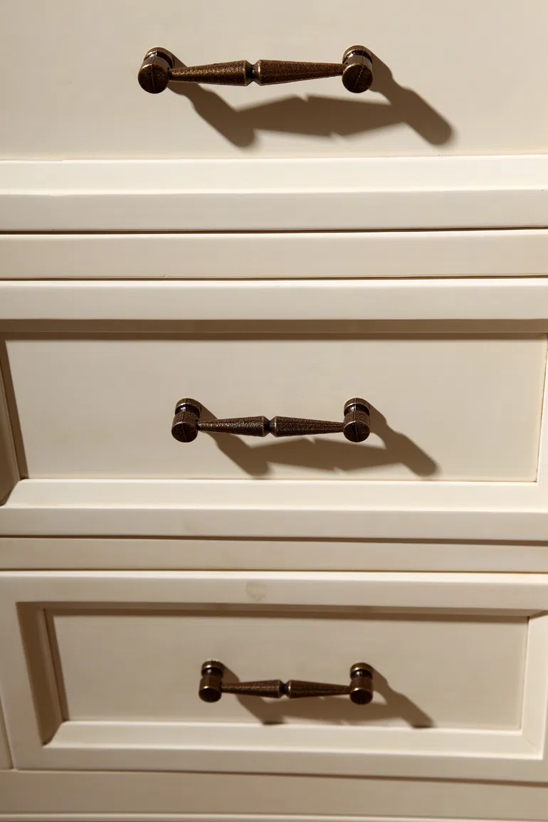 Cabinets, dressers and shelves E5872C72DC82