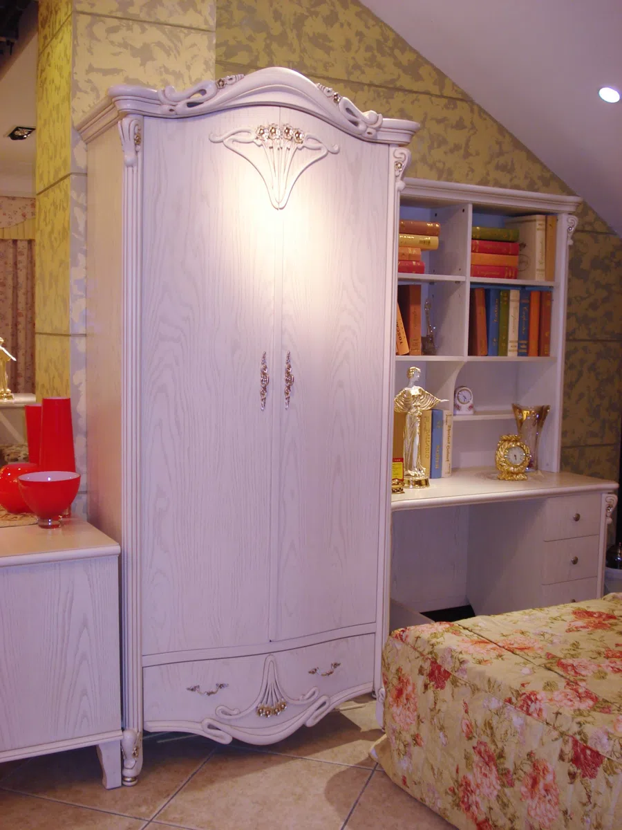 Cabinets, dressers and shelves DSC01507