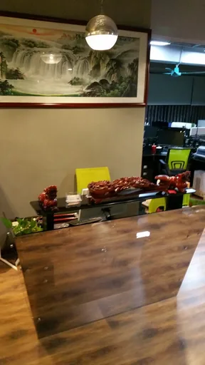 Приёмная и деревянная стойка
