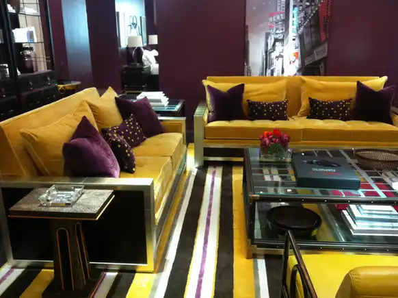 Гостиная: мягкая мебель и предметы обстановки · JUN-0003
