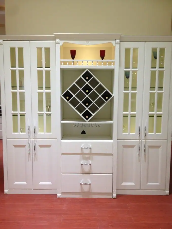 White display cabinet with a central wine rack · REF-0157