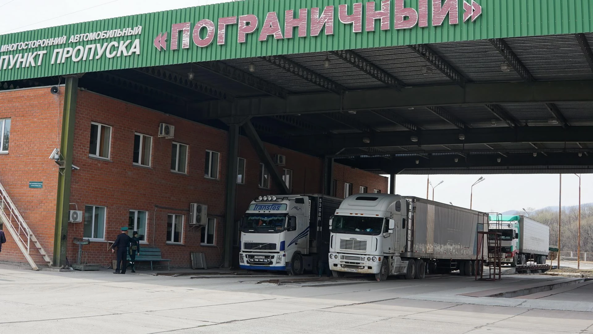 Грузовые автомобили на пункте пропуска Пограничный